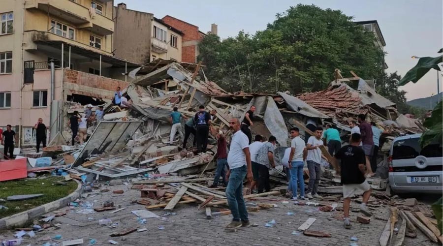 তুরস্কে ৬.১ মাত্রার শক্তিশালী ভূমিকম্প, ধসে পড়ল বহু ভবন