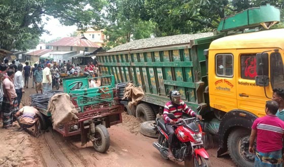 তানোরে ১২ টনের রাস্তায় চলছে ৪০ টনের ট্রাক, নষ্ট হচ্ছে রাস্তা
