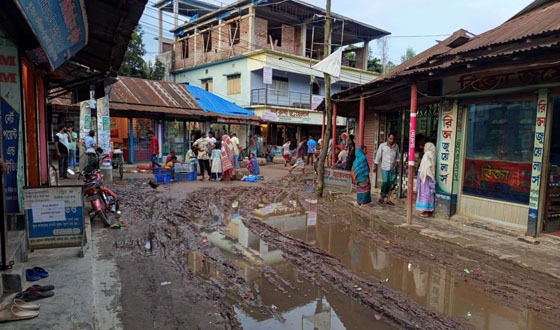 গাইবান্ধায় হাটে অনিয়ম: রাস্তায় কাদা জনদূর্ভোগ প্রশাসন নিশ্চুপ