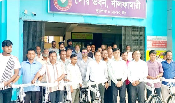নীলফামারী পৌরসভার দশ কর্মীকে বাই-সাইকেল প্রদান