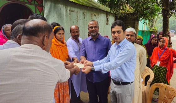 তারাগঞ্জে নিহত রুপলালের স্ত্রীকে ১ লক্ষ টাকার চেক প্রদান