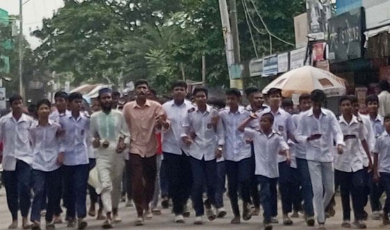 দাকোপে শিক্ষক পিটালেন নেত্রী, মিছিল করায় শিক্ষর্থীদের হুমকি