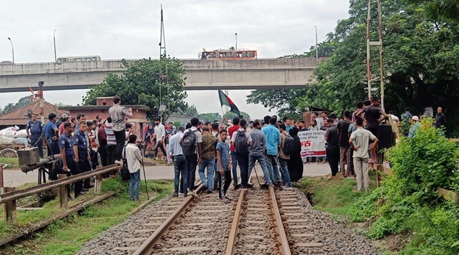 স্থায়ী ক্যাম্পাস দাবিতে অবরোধের ৬ ঘণ্টা পর ট্রেন চালু, বৃহস্পতিবার নতুন কর্মসূচির ঘোষণা