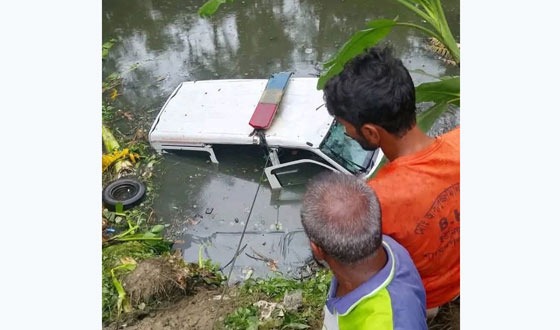 ডুমুরিয়ায় নিয়ন্ত্রণ হারিয়ে অ্যাম্বুলেন্স খাদে, নারীর মৃত্য