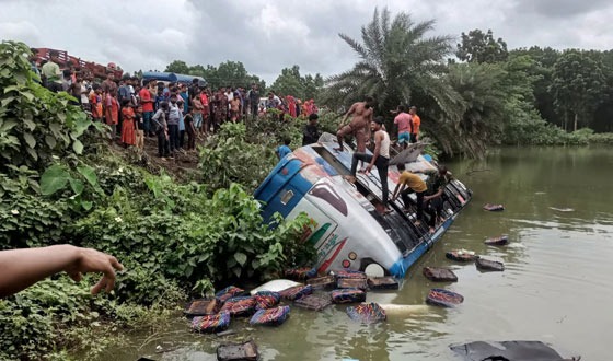 কালীগঞ্জে ১০ দিনের ব্যবধানে ২ বাস খাদে ও পুকুরে