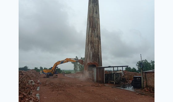 নিকলীতে ইটভাটা গুঁড়িয়ে দিল প্রশাসন, মালিক-শ্রমিকের ক্ষোভ