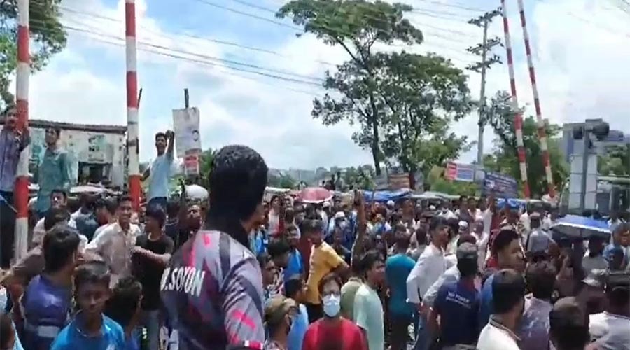 ডিপ্লোমা শিক্ষার্থীদের বিক্ষোভ, ৪০ মিনিট বন্ধ ছিল ট্রেন চলাচল