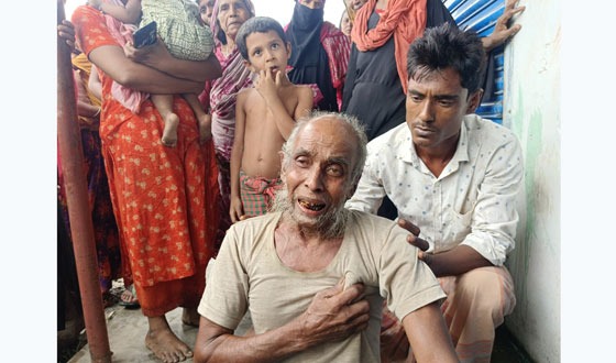 মুক্তাগাছায় অটোরিকশা চালককে পিটিয়ে হত্যার প্রতিবাদে সড়ক অবরোধ