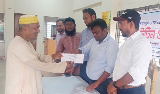 কাউখালীতে দুর্যোগে ক্ষতিগ্রস্ত অসহায় পরিবারের মাঝে ঢেউটিন ও চেক বিতরণ