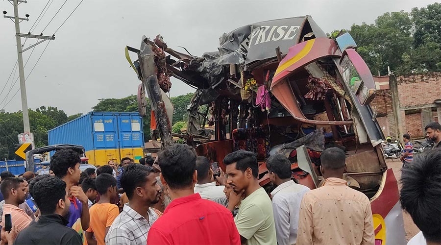 ফরিদপুরে দুই বাসের মুখোমুখি সংঘর্ষে তিন প্রাণহানি, আহত অন্তত ১৫
