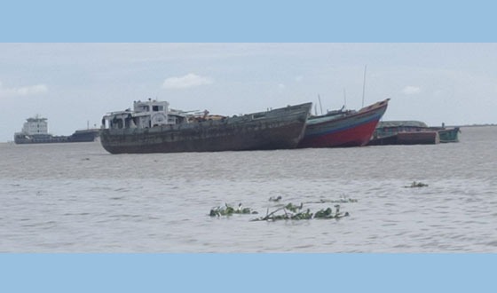 চাঁদপুরের মেঘনা নদীতে ১৮ হাজার বস্তা সিমেন্টসহ জাহাজ ডুবি