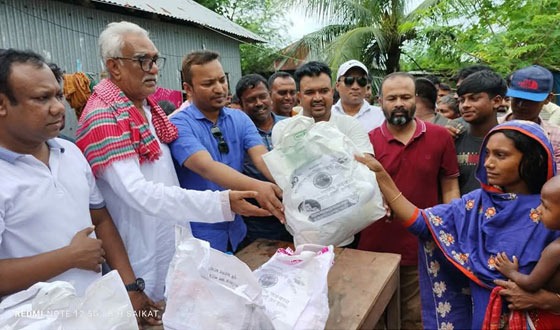 বাঘায় পদ্মার চরে বন্যায় ক্ষতিগ্রস্থদের খাদ্য দিলেন বিএনপি নেতা