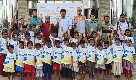 আমতলীতে ৬৮৯ শিশুর মাঝে উপহার বিতরণ