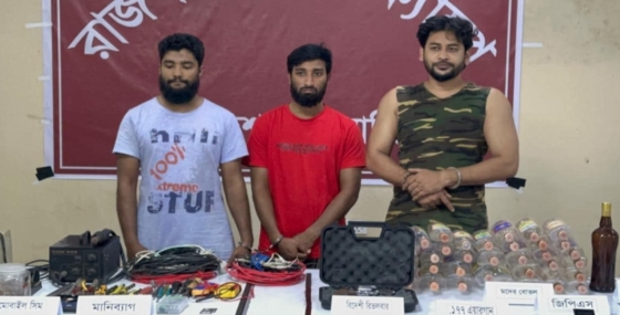 রাজশাহীতে কোচিং সেন্টার থেকে অস্ত্র-বোমা তৈরির সরঞ্জাম উদ্ধার, আটক ৩