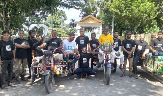 তেঁতুলিয়ায় প্রবাসী সংগঠন ভিনগোলার্ধ রিকশাচালকদের টি-শার্ট বিতরণ