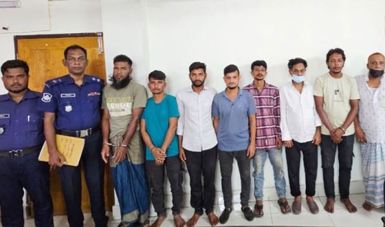 মেঘনায় চিনি চোরা চালান রুখে দিলো নৌ পুলিশ, আটক ৮