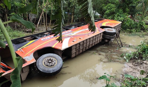 বাউফলে নিয়ন্ত্রণ হারিয়ে যাত্রীবাহী বাস পুকুরে, ১০ যাত্রী আহত