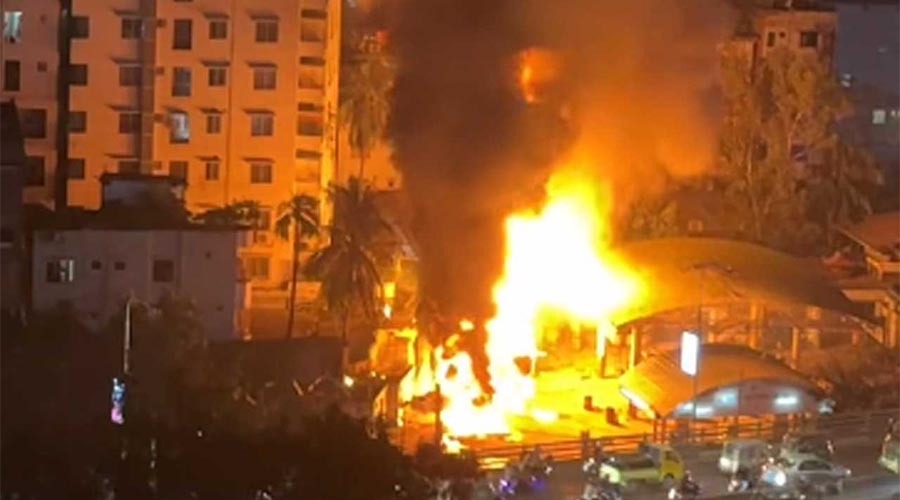 মহাখালী পেট্রোল পাম্পে অগ্নিকাণ্ড, ফায়ার সার্ভিস যানজটে আটকা