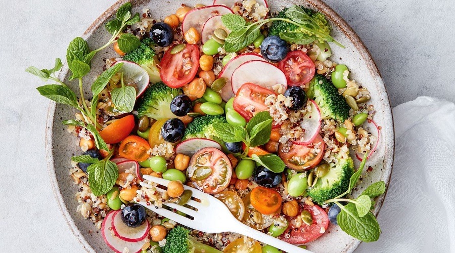 ত্বকে বার্ধক্যের ছাপ রোধ করতে খেতে পারেন এই ৫ ধরণের খাবার