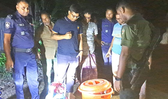 চাটমোহরে কৃষকদল নেতার দুধ তৈরির কারাখায় অভিযান: নকল দুধ ও সরঞ্জাম জব্দ