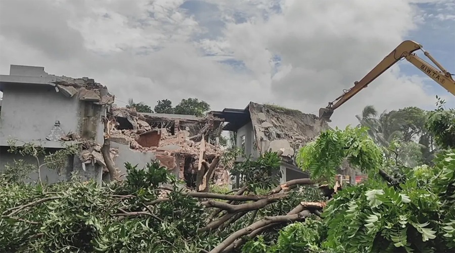 গুঁড়িয়ে দেওয়া হলো সাবেক প্রতিমন্ত্রী নসরুল হামিদের অবৈধ বাংলো