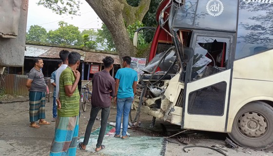 মহেশপুরে বাস ও ট্রাকের সংঘর্ষে আহত ১৫