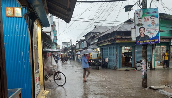 বরগুনায় ভারী বর্ষণে কর্মহীন হয়ে পড়েছে খেটে খাওয়া মানুষ