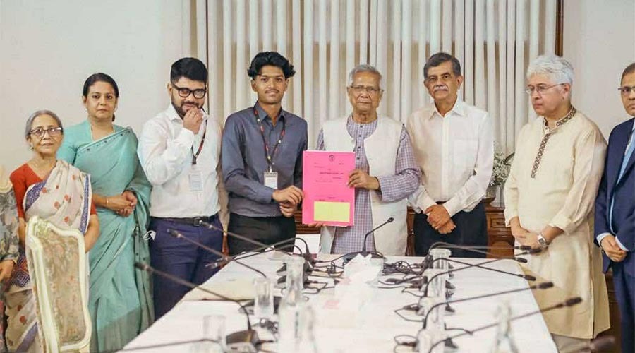 সাগর-রুনির ছেলের হাতে পূর্বাচলের জমির দলিল তুলে দিলেন প্রধান উপদেষ্টা