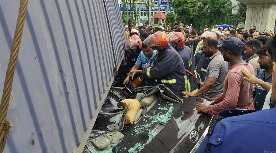 কুমিল্লায় চলন্ত প্রাইভেটকারের ওপর উল্টে পড়ল কাভার্ডভ্যান, নিহত ৪