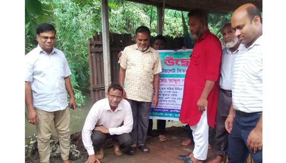 চাটমোহরে সেমিপাকা টয়লেট স্থাপন কার্যক্রমের উদ্বোধন