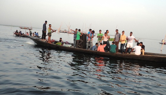 পর্যটকদের নৌ-ভ্রমণে মুখরিত সুজানগরের গাজনার বিল