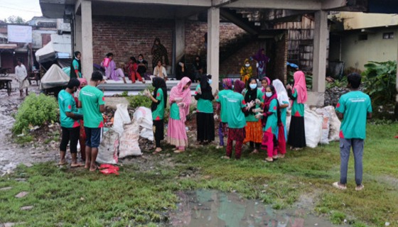 আশাশুনির বুধহাটা বাজারে বিডি ক্লিনের পরিষ্কার-পরিচ্ছন্নতা অভিযান