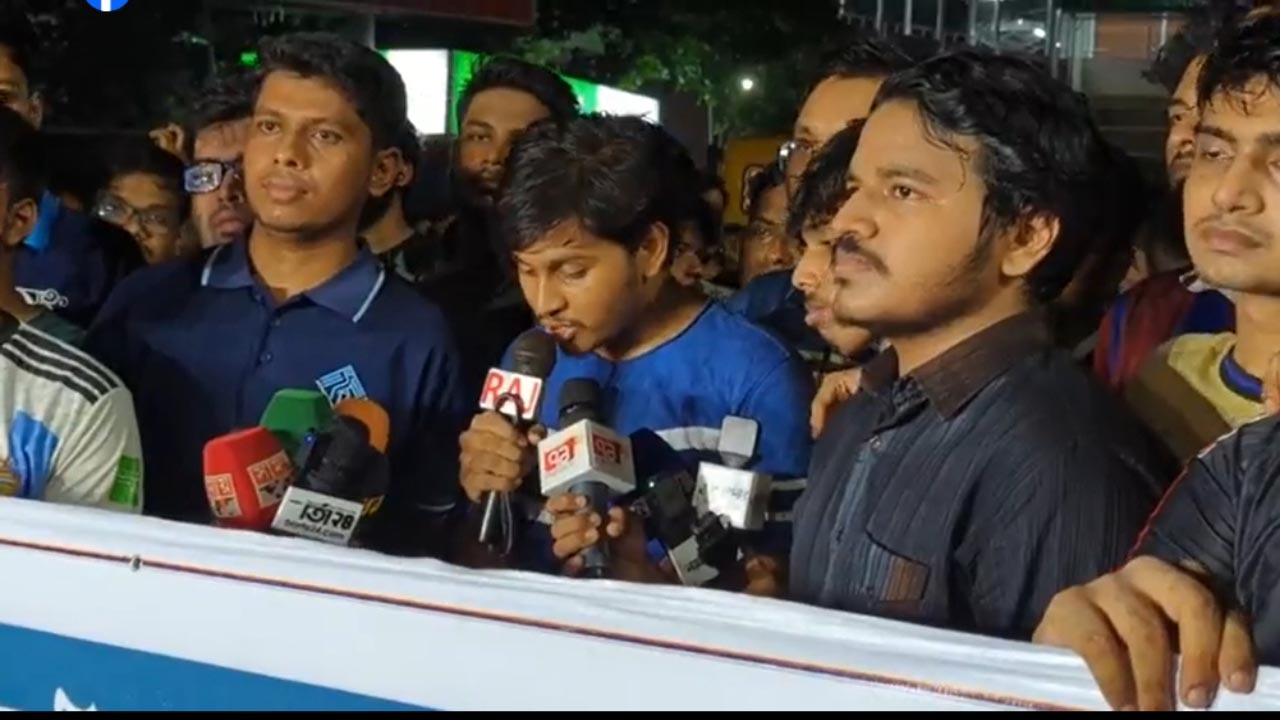 শাহবাগে বুয়েট শিক্ষার্থীদের বিক্ষোভ, রাত ৮টা পর্যন্ত সময় বেঁধে দিলেন উপদেষ্টাদের