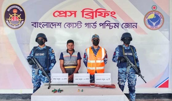 অস্ত্র ও গোলাবারুদসহ সুন্দরবনের দুর্র্ধষ ডাকাত শরীফ বাহিনীর সহযোগী আটক