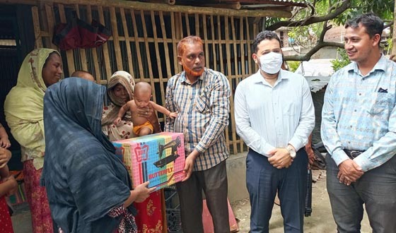 একসঙ্গে জন্ম নেয়া তিন নবজাতকের মা’কে উপহার দিলেন গাংনীর ইউএনও