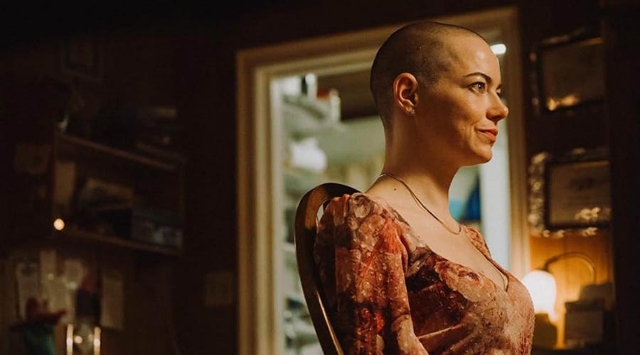 মাথা ন্যাড়া করে চমক দেখালেন এমা স্টোন