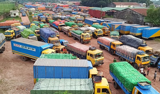 হিলি বন্দরে আমদানি-রপ্তানি বৃদ্ধি, শ্রমিকদের মুখে হাসি