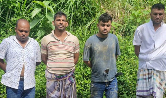 সীতাকুণ্ডে অস্ত্র তৈরির কারখানায় সেনাবাহিনীর অভিযান, আটক ৪