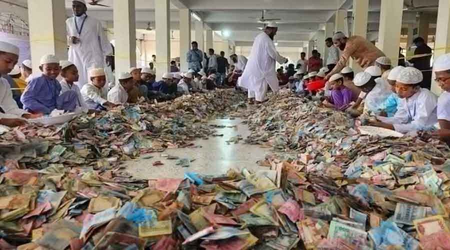 ৩২ বস্তা টাকা মিলল, চলছে গণনা