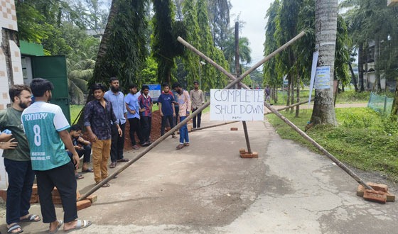 পবিপ্রবি বরিশাল ক্যাম্পাসে শিক্ষার্থীদের ‘কমপ্লিট শাটডাউন’ কর্মসূচি