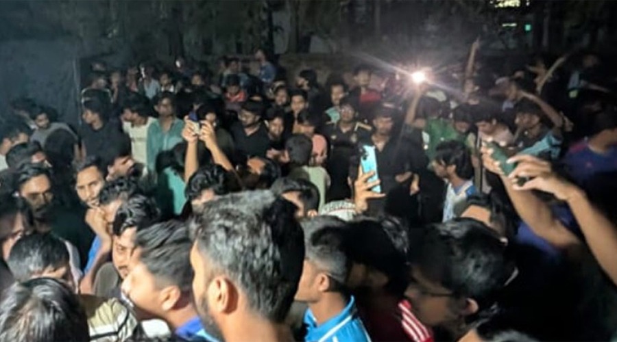 শিক্ষাথী-স্থানীয়দের তুমুল সংঘর্ষ: চবির সব পরীক্ষা স্থগিত