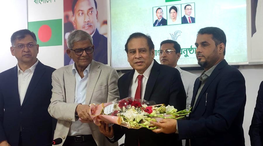 বিএনপিতে যোগ দিলেন রেজা কিবরিয়া, গুলশানে আনুষ্ঠানিকতায় ফুল দিয়ে বরণ