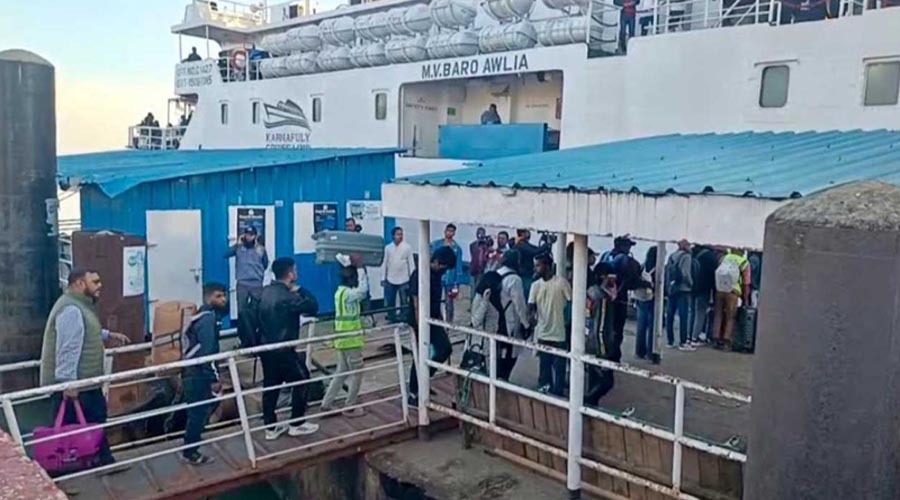 নয় মাস পর তিন জাহাজে পৌঁছাল এক হাজার একশো পর্যটক