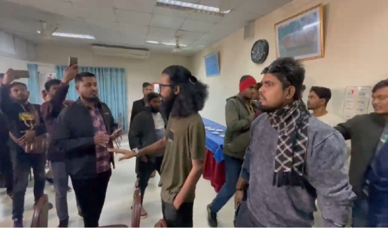 রাজশাহীতে সাংবাদিকদের হেনস্তা, তালাবদ্ধ করার হুমকি দিলেন এনসিপির দুই নেতা