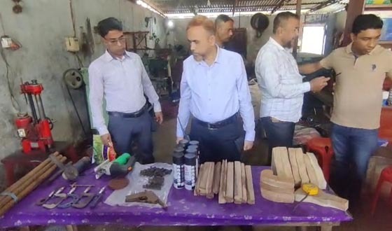 লক্ষ্ণীপুরে অস্ত্রের কারখানার সন্ধান, পিস্তল ও বিপুল পরিমান অস্ত্র তৈরির সরাঞ্জাম উদ্ধার