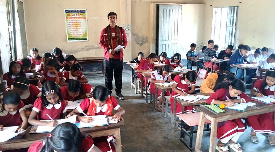 চাটমোহরে শিক্ষকদের কর্মবিরতিতে অভিভাবকদের সহায়তায় পরীক্ষা