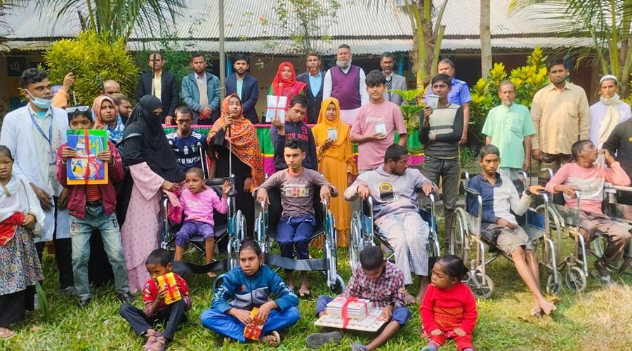 মান্দায় প্রতিবন্ধী স্কুলে ইউএনও’র শিক্ষা উপকরণ বিতরণ