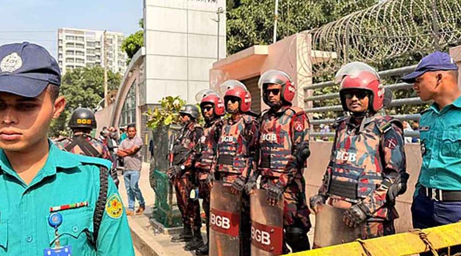 খালেদা জিয়ার নিরাপত্তা নিশ্চিতে এভারয়ারের সামনে বিজিবি মোতায়েন