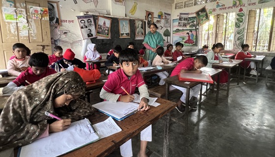 কাউখালীর সরকারি প্রাথমিক বিদ্যালয় ‘কমপ্লিট শাটডাউন’ পরীক্ষা নিচ্ছেন প্রধান শিক্ষক