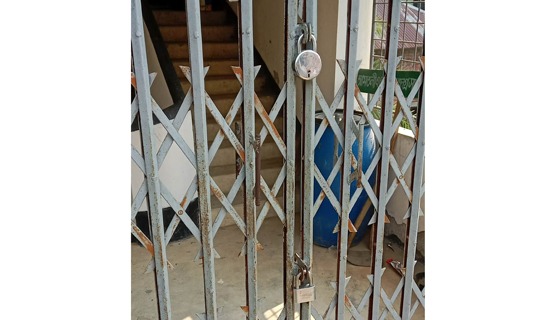 আমতলীর প্রাথমিক বিদ্যালয়ে তালা, পরীক্ষা বন্ধ